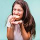Quitar restos de comida entre los dientes